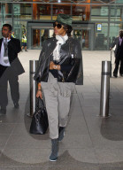 EXKLUSIV - Naomi Campbell mit viel Gepäck am Flughafen Heathrow