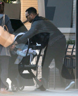 EXKLUSIV - John Legend und Chrissy Teigen mit Baby Luna in Beverly Hills unterwegs