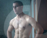 PEOPLE - Nick Jonas 'dampft' mit Shay Mitchell im Musik Video zu 'Under You'