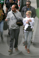 EXKLUSIV - Emilie de Ravin und Eric mit Baby Vera zu Besuch in Rio
