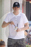 EXKLUSIV - Happy Family: Ashton Kutcher mit Mila Kunis und klein Wyatt gönnen sich eine Glace