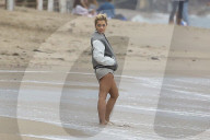 EXKLUSIV - Rita Ora zeigt ihren Busen beim Modeln am Beach