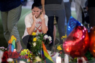 NEWS - Orlando: Kerzen und Blumen die Opfer