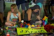NEWS - Orlando: Kerzen und Blumen die Opfer