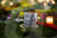 NEWS - Orlando: Kerzen und Blumen die Opfer