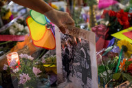 NEWS - Orlando: Kerzen und Blumen die Opfer