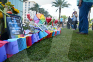 NEWS - Orlando: Kerzen und Blumen die Opfer