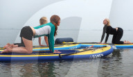 FEATURE - Anspruchsvoll: Paddleboard Yoga