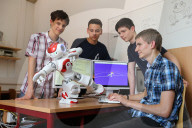 FEATURE - Die Landesschule Schulpforta haben einen neuen Lehrer - Ein Roboter