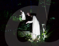 FEATURE - Eine Aufführung im Friedhof von zeitgenössischen Zirkus 'Circus' in London 