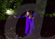 FEATURE - Eine Aufführung im Friedhof von zeitgenössischen Zirkus 'Circus' in London 