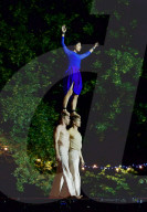FEATURE - Eine Aufführung im Friedhof von zeitgenössischen Zirkus 'Circus' in London 