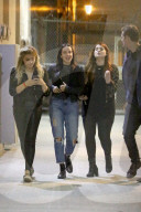 EXKLUSIV - Chloe Grace Moretz nachts mit Freundinnen unterwegs