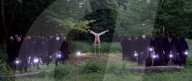 FEATURE - Eine Aufführung im Friedhof von zeitgenössischen Zirkus 'Circus' in London 
