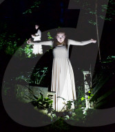 FEATURE - Eine Aufführung im Friedhof von zeitgenössischen Zirkus 'Circus' in London 