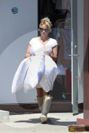 PEOPLE - Pamela Anderson packt die Kissen