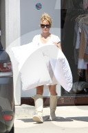 PEOPLE - Pamela Anderson packt die Kissen