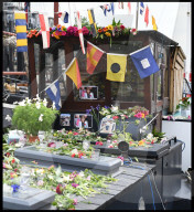 NEWS - Blumen beim Hausboot der ermordeten Jo Cox