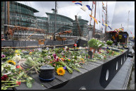 NEWS - Blumen beim Hausboot der ermordeten Jo Cox