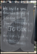 NEWS - Blumen beim Hausboot der ermordeten Jo Cox