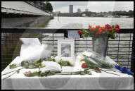 NEWS - Blumen beim Hausboot der ermordeten Jo Cox