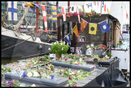 NEWS - Blumen beim Hausboot der ermordeten Jo Cox