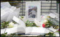 NEWS - Blumen beim Hausboot der ermordeten Jo Cox