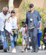 PEOPLE - Sandra Bullock und Bryan Randall gehen mit Klein Louis in die Universal Studios