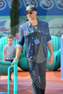 PEOPLE - Sandra Bullock und Bryan Randall gehen mit Klein Louis in die Universal Studios