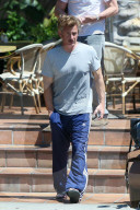 PEOPLE - Sean Penn geht im Trainer zum Lunch