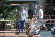 PEOPLE - Sean Penn geht im Trainer zum Lunch