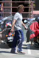 PEOPLE - Sean Penn geht im Trainer zum Lunch