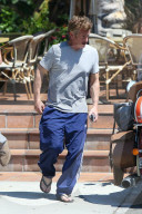 PEOPLE - Sean Penn geht im Trainer zum Lunch