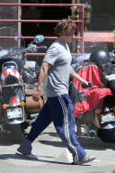 PEOPLE - Sean Penn geht im Trainer zum Lunch