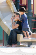 PEOPLE - Olivier Martinez spielt mit seinem kleine Sohn