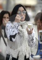 PEOPLE - Cher gšnnt sich ein Glace in Saint Tropez