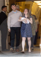 PEOPLE - Stolze Mama's: Chelsea Clinton verlässt mit ihrem Baby das Spital
