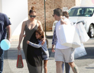 PEOPLE - Jennifer Lopez mit ihren Kiddies und Caspar Smart auf Shoppingtour