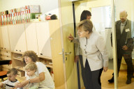 NEWS - Berlin: Angela Merkel besucht einen Kindergarten