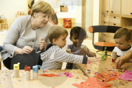 NEWS - Berlin: Angela Merkel besucht einen Kindergarten