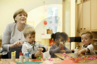 NEWS - Berlin: Angela Merkel besucht einen Kindergarten