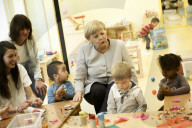 NEWS - Berlin: Angela Merkel besucht einen Kindergarten