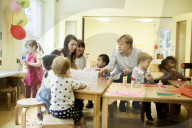 NEWS - Berlin: Angela Merkel besucht einen Kindergarten