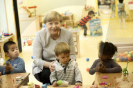 NEWS - Berlin: Angela Merkel besucht einen Kindergarten