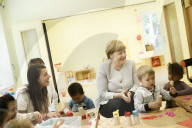 NEWS - Berlin: Angela Merkel besucht einen Kindergarten