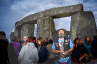 FEATURE - Hunderte feiern die Sommersonnwende in Stonehenge
