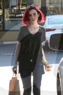 PEOPLE - Lily Collins trägt ihr Haar neu feuerrot
