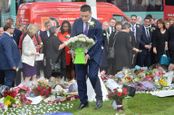 NEWS - London: Ehemann und Eltern von Jo Cox legen Blumen nieder
