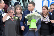 NEWS - London: Ehemann und Eltern von Jo Cox legen Blumen nieder