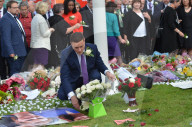 NEWS - London: Ehemann und Eltern von Jo Cox legen Blumen nieder